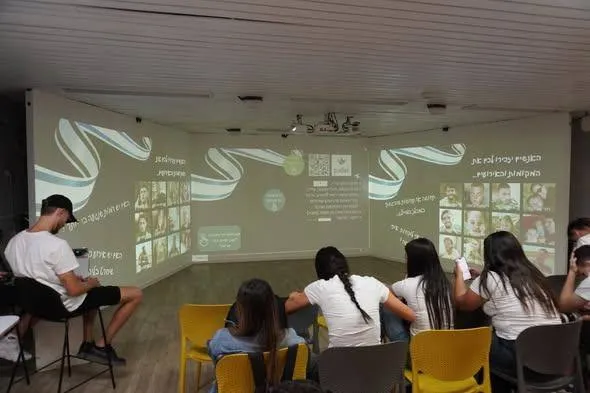 Instalación de video del 7 de octubre